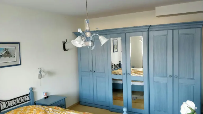 erding blaues zimmer schrank 768x432