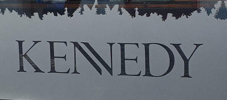 kennedy erding schriftzug 768x338
