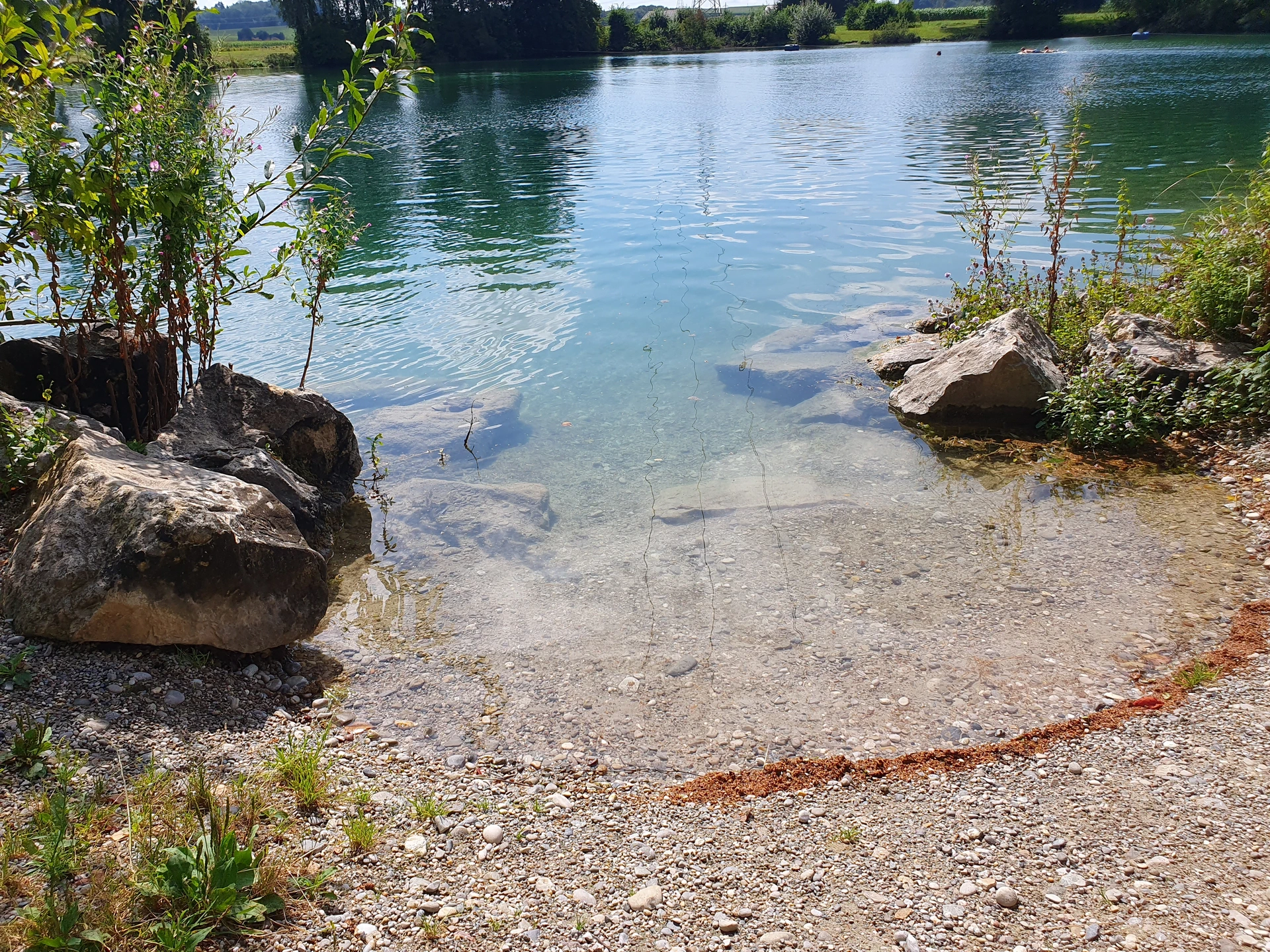 Kleine felsige Bucht als Einstieg in den See