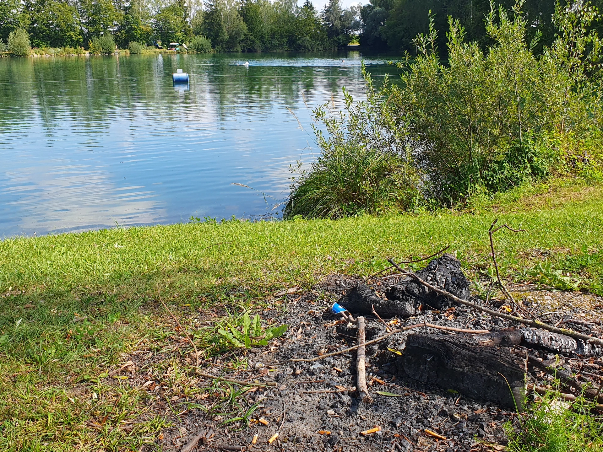 Eine übrig gebliebene Feuerstelle vor dem Badesee