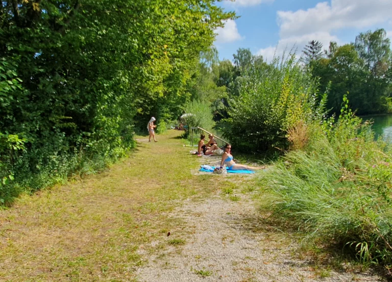 Der Liegebereich an der Nordseite des Lüßer Badeweihers