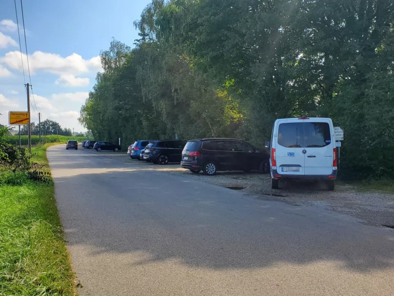 Der Parplatz liegt direkt am Lüßer Badeweiher