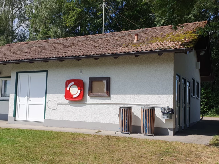 Vereinsheim des Sportfischervereins Neuching mit Toiletten