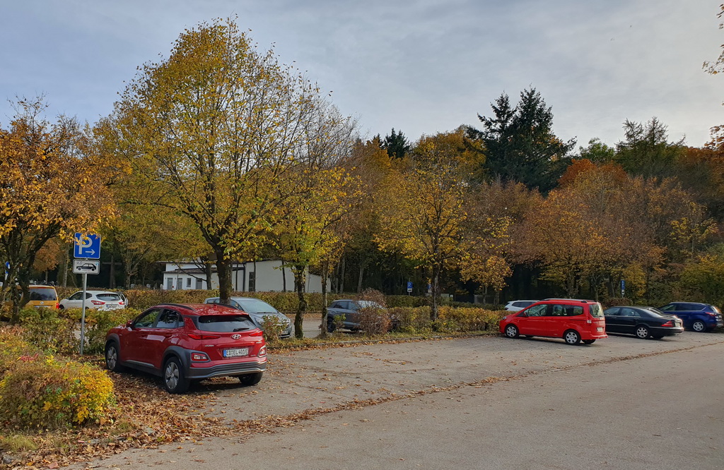 Der Parkplatz beim Waldfriedhof in Forstinning