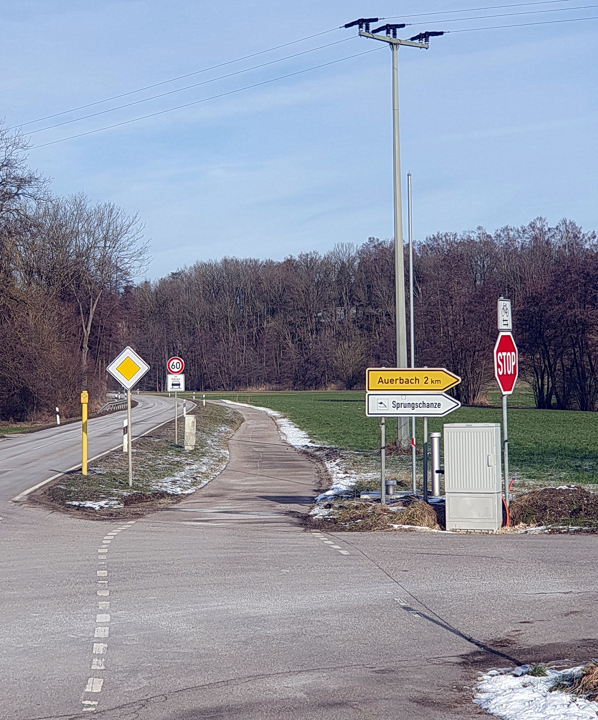 Foto der Abzweigung in Richtung Auerbach mit Wegweisern