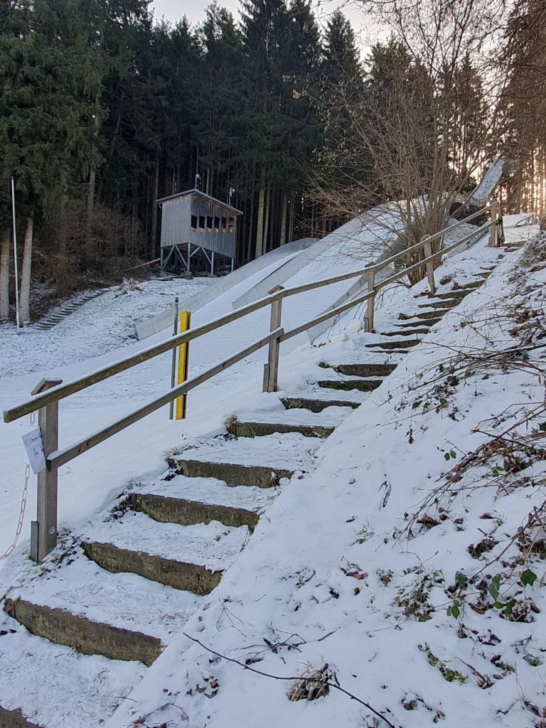 skisprunganlage auerbach aufstieg 768x1024