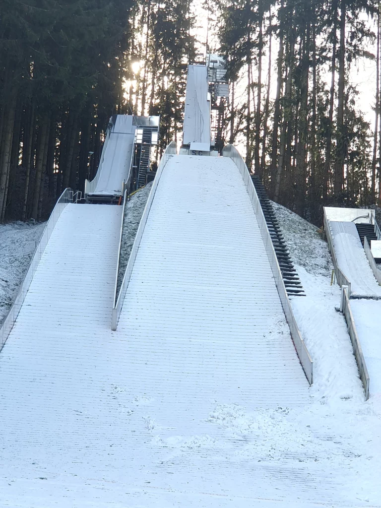 skisprunganlage auerbach drei schanzen 768x1024
