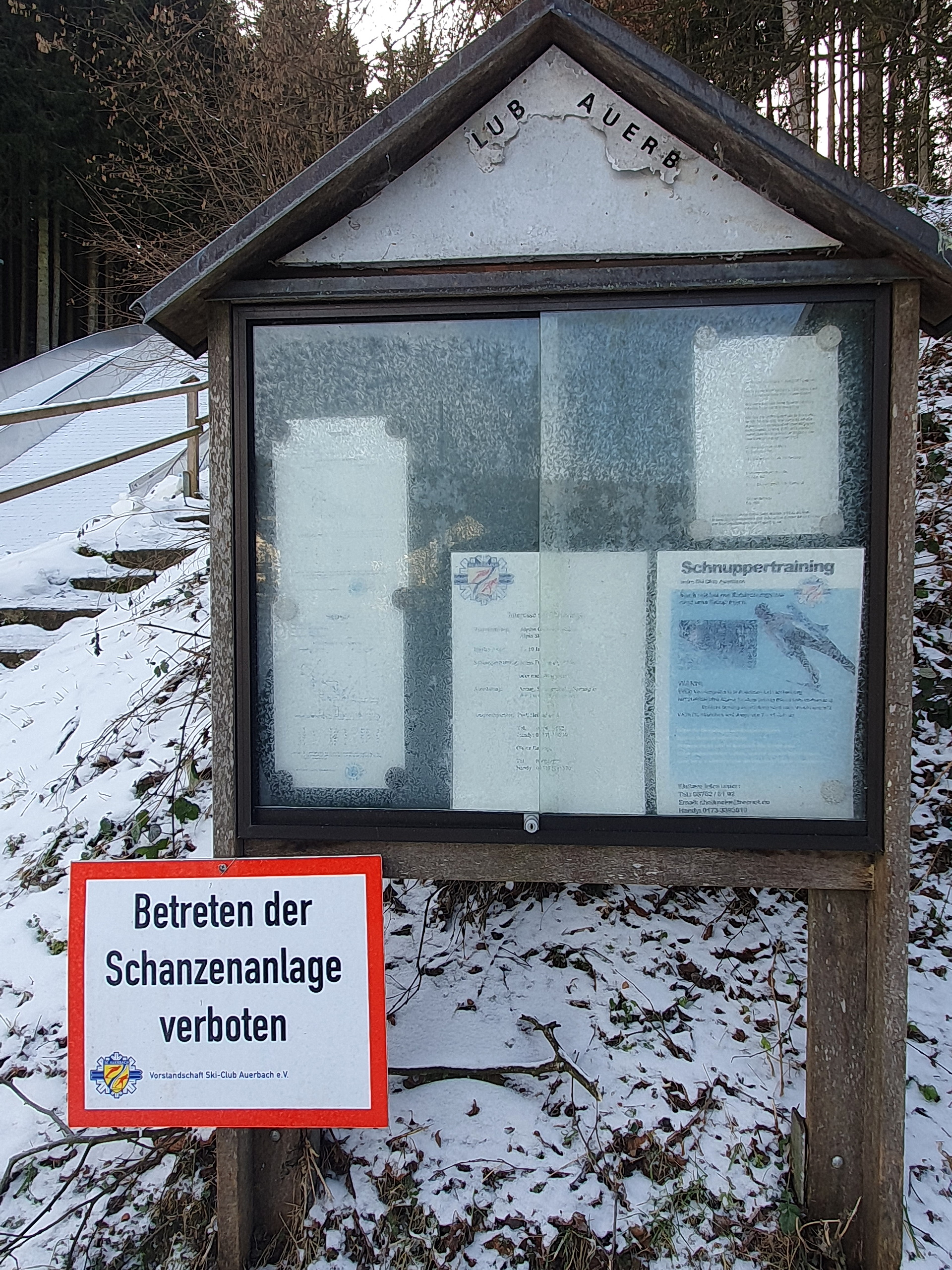 Hinweisschild: "Betreten der Schanzenanlage verboten"