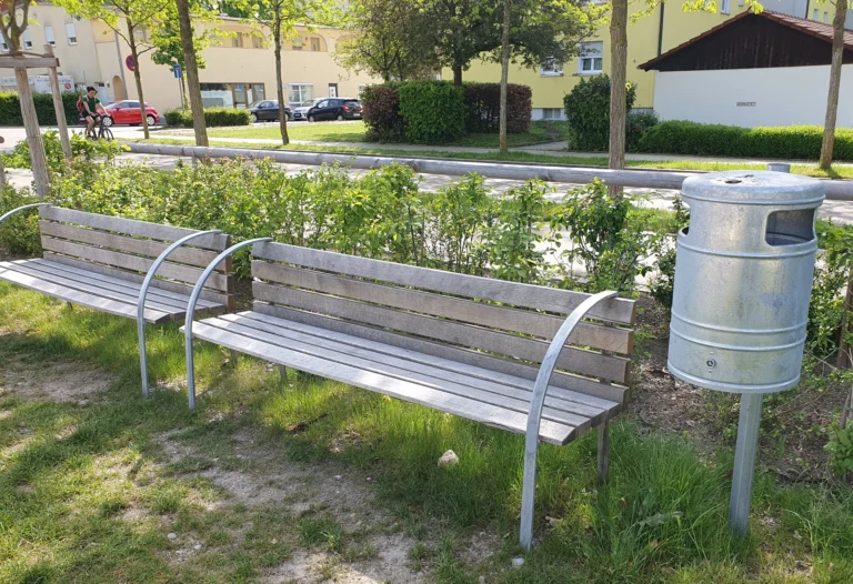 Alle Sitzbänke auf dem Spielplatz haben Abfalleimer Alle Sitzbänke auf dem Spielplatz haben Abfalleimer