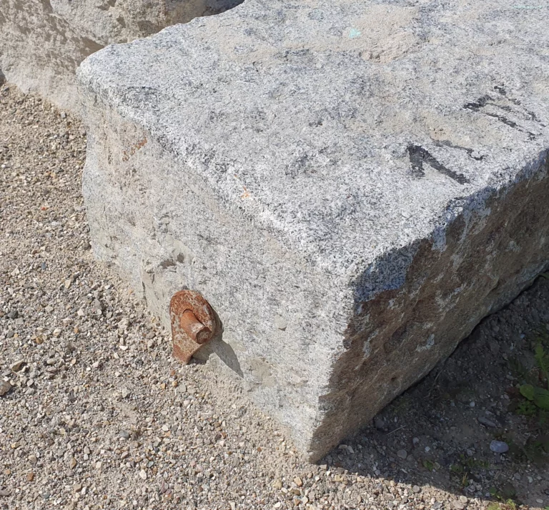 Steinquader mit gefährlichen rostigen Eisenresten Steinquader mit gefährlichen rostigen Eisenresten