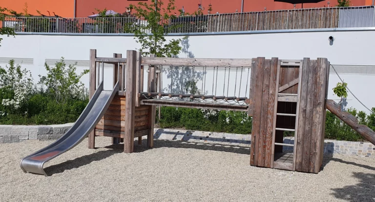 Spielhaus mit Rutsche auf dem Kleinkindspielplatz Spielhaus mit Rutsche auf dem Kleinkindspielplatz