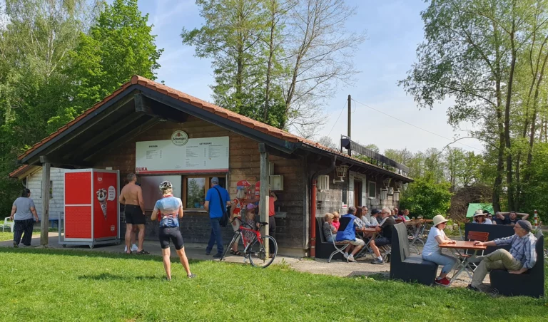 Ein großer Imbiss mit Sitzbereich lädt zum Essen und Trinken ein