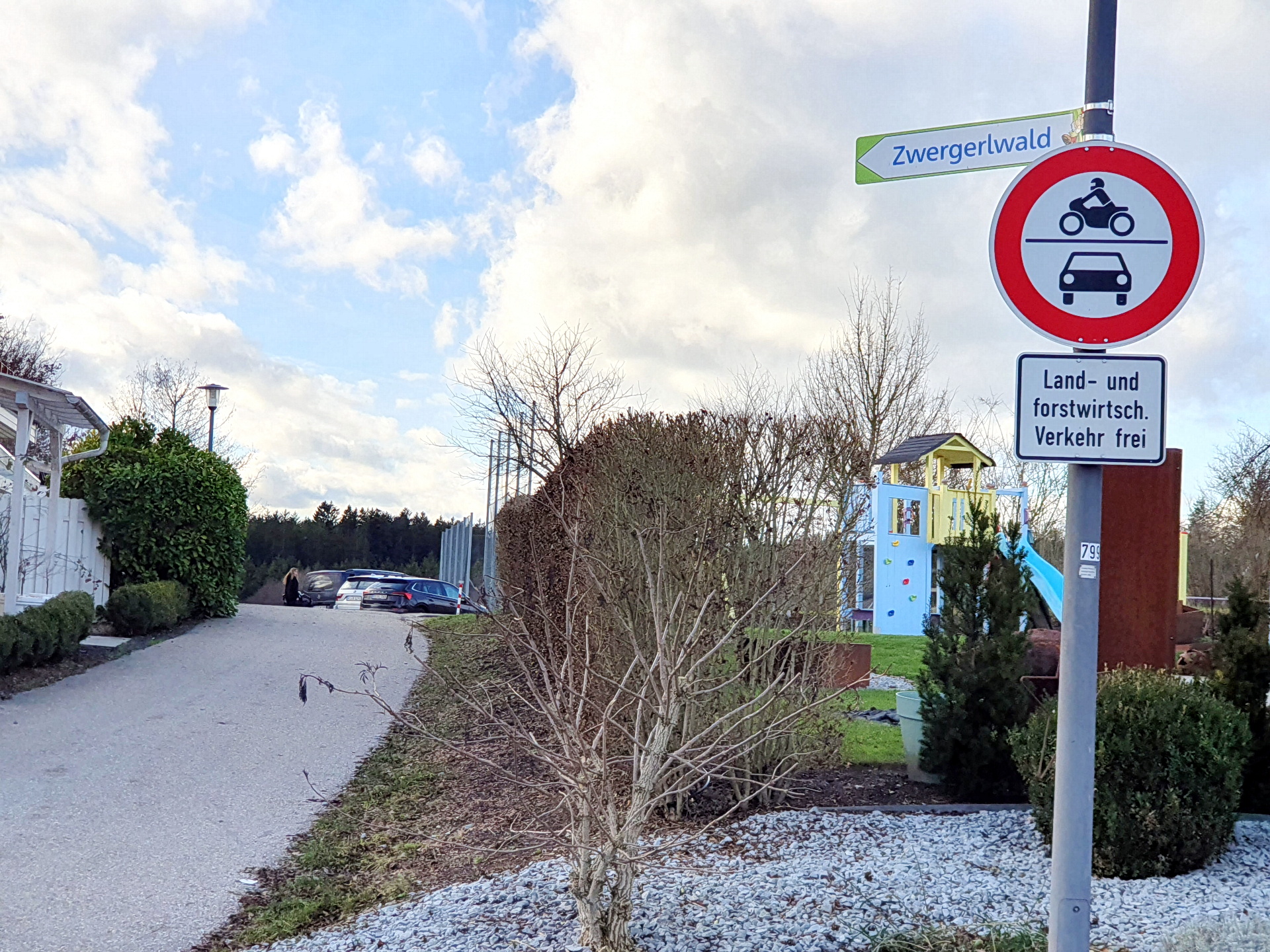 Straße zum SPort- und Freizeitgelände am Ziegelfeld in Taufkirchen