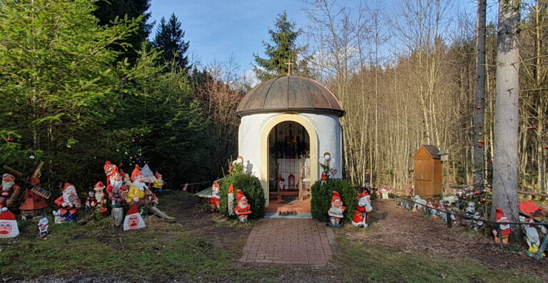 zwergerlwald taufkirchen kapelle 768x397