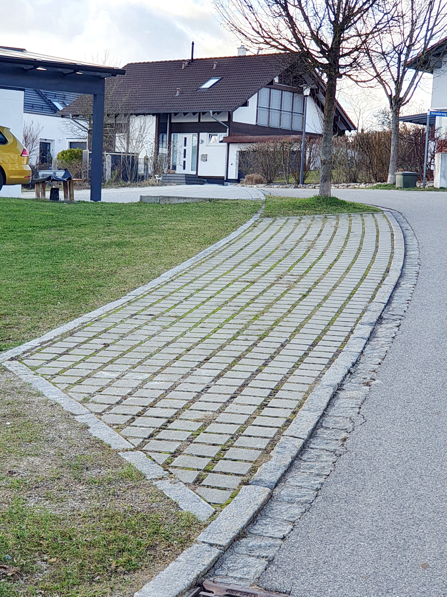 Das Foto zeigt einen Parkstreifen in Taufkirchen, der parallel zur Straße ausgerichtet ist.