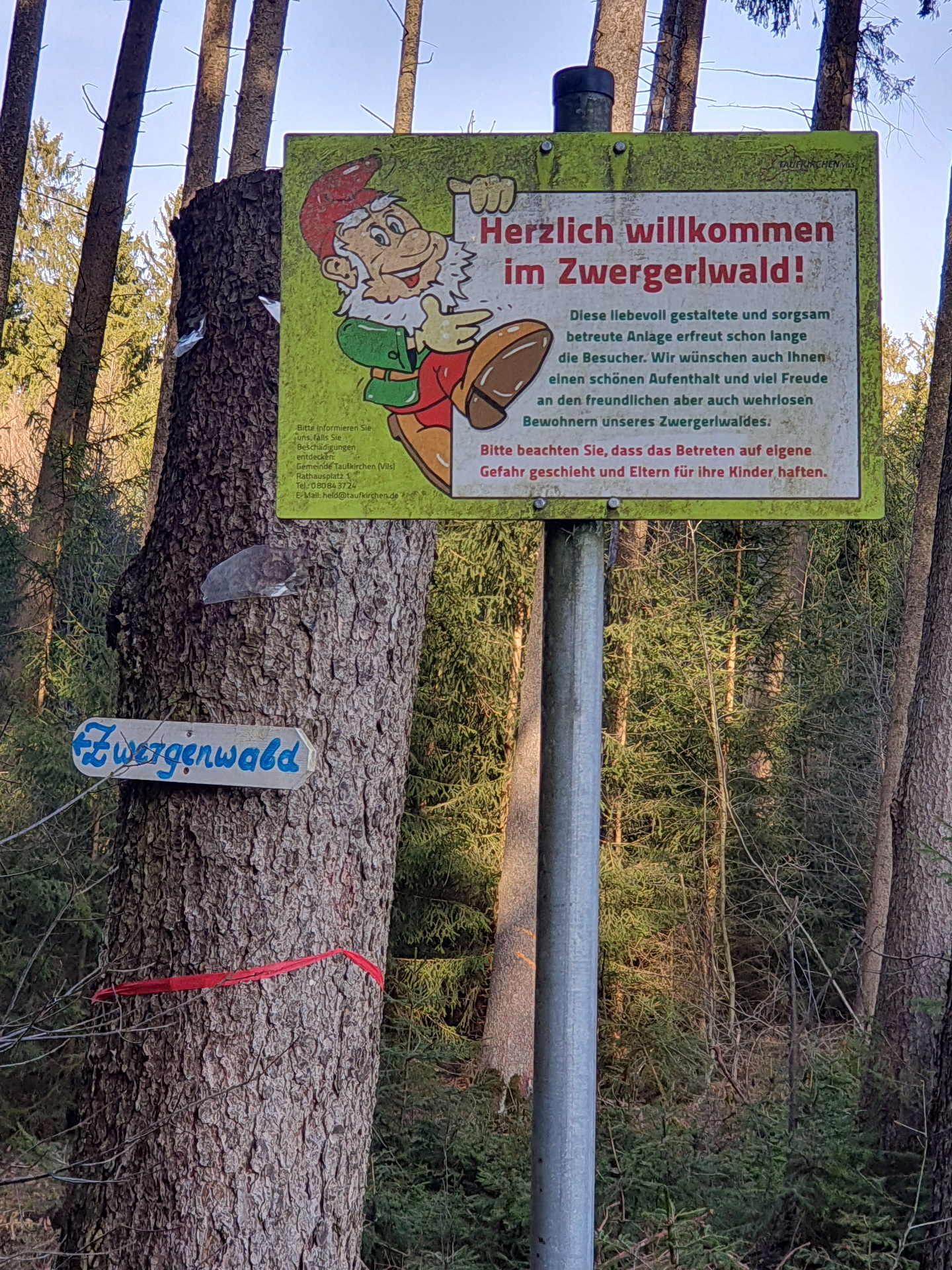 Infoschild zum Zwergerlwald Taufkirchen
